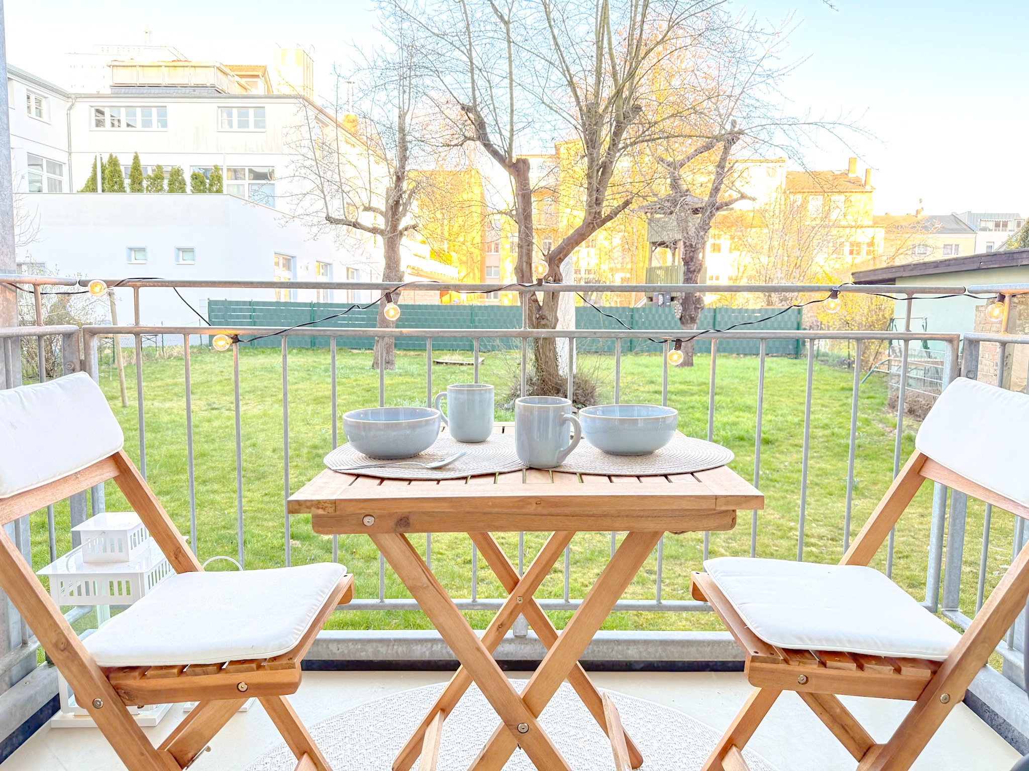Balkon des Studio Seebrise im Abendlicht mit Blick auf die Gartenwiese